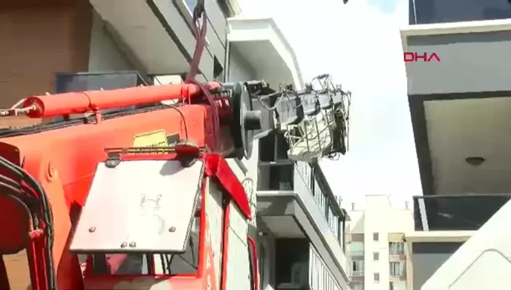 Ankara’da binaya malzeme taşıyan vinç devrildi